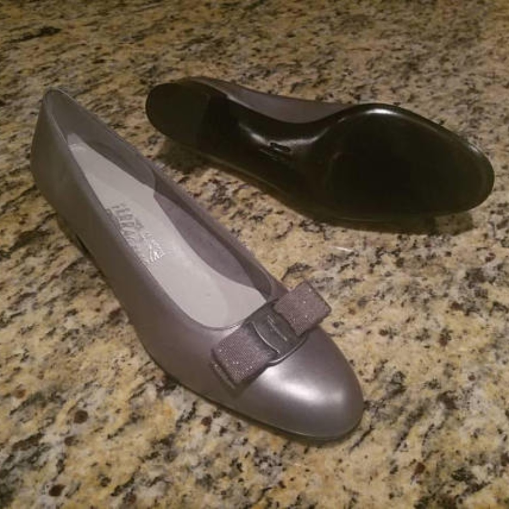 Salvatore Ferragamo Gray Bow Fornt Leather Heels